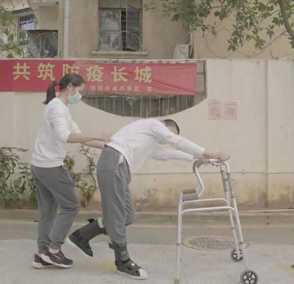 13年堅守,媽媽將腦癱孩子培養成優秀少年