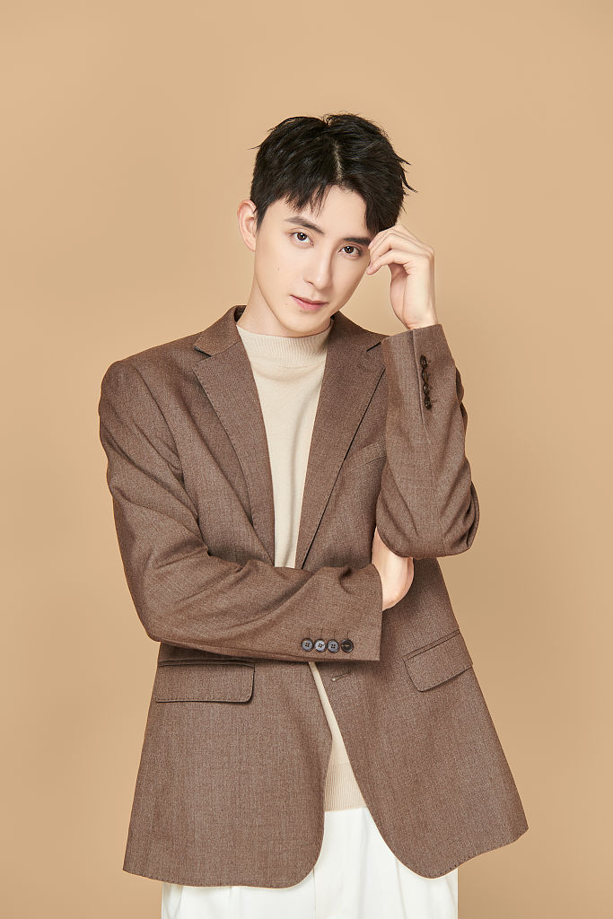 敖瑞鹏发布520告白日写真 西装造型尽显绅士型格