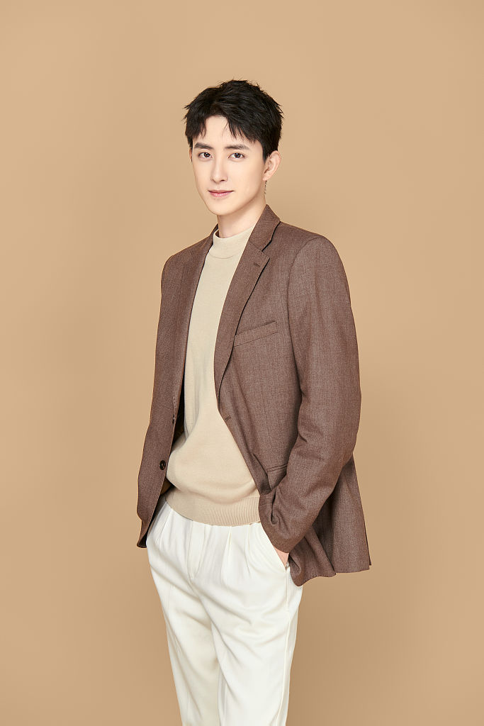 敖瑞鹏发布520告白日写真 西装造型尽显绅士型格