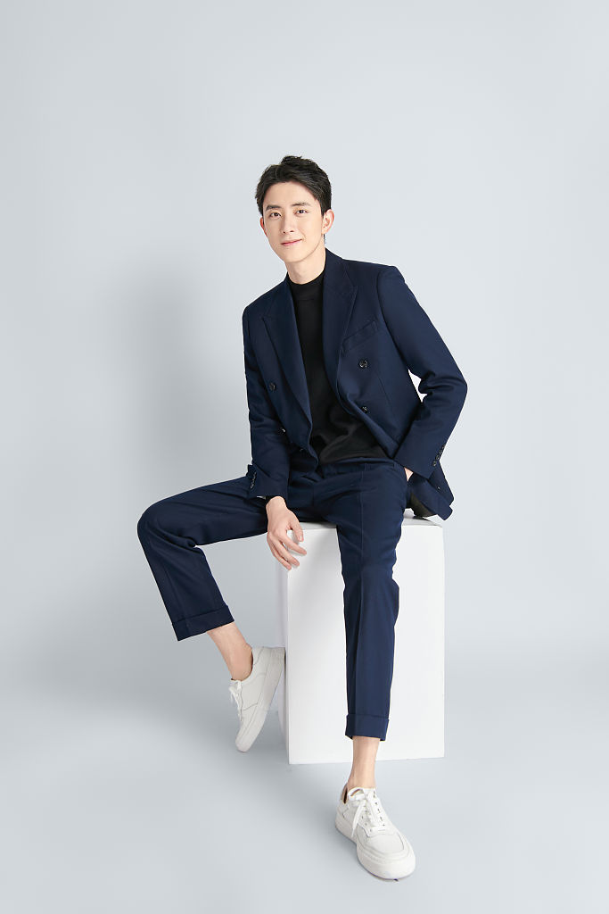 敖瑞鹏发布520告白日写真 西装造型尽显绅士型格