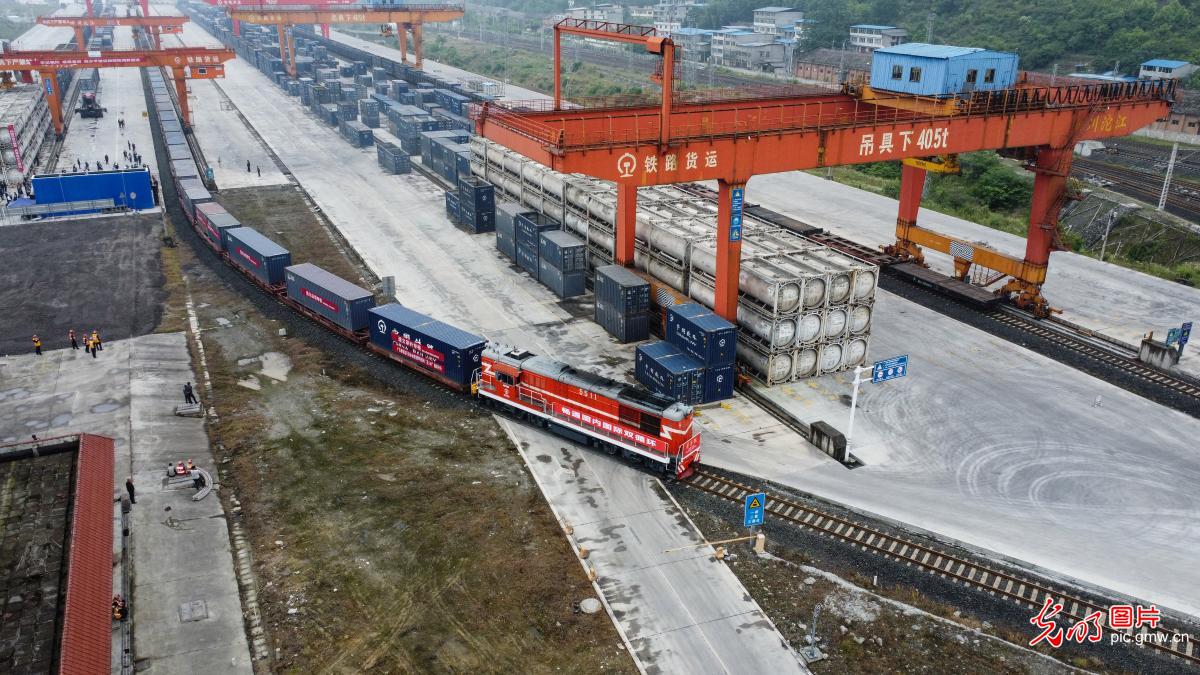 首趟黔粤班列“遵义号”顺利开行