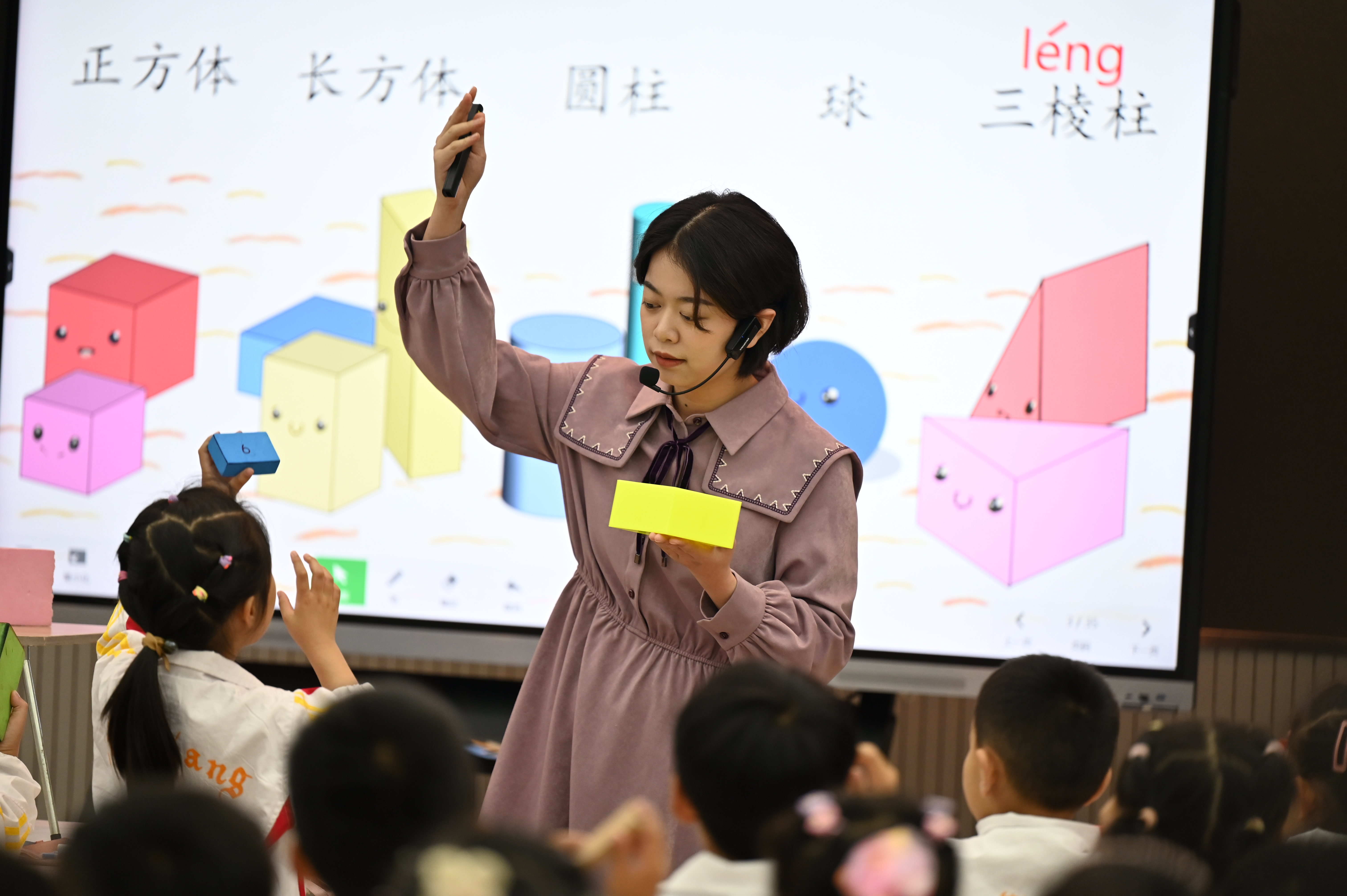 九江市雙峰小學庾亮校區(qū)舉行數學雙峰杯賽課活動(圖1) 九江市雙峰小學庾亮校區(qū)舉行數學雙峰杯賽課活動(圖1)