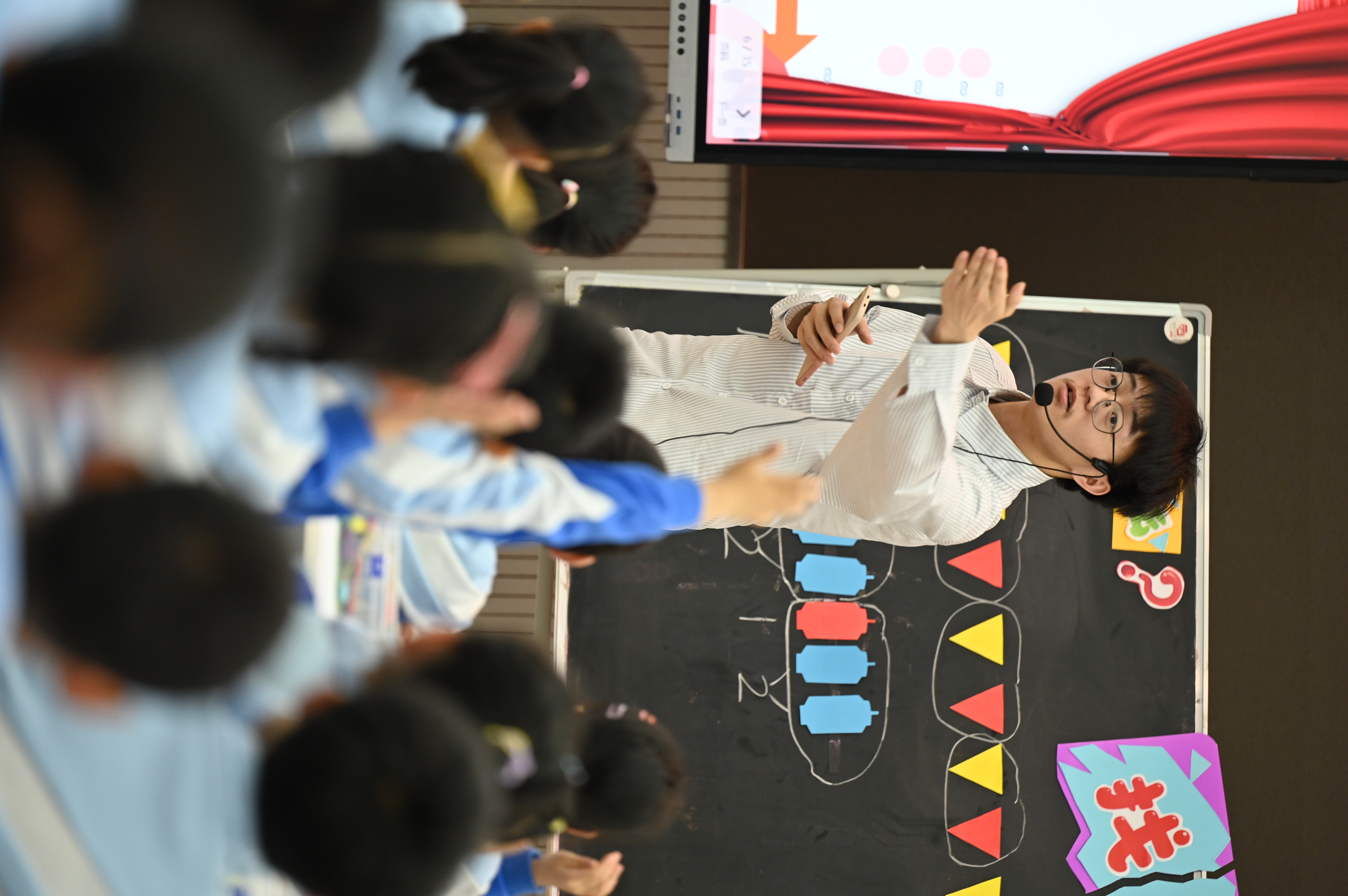 九江市雙峰小學庾亮校區(qū)舉行數學雙峰杯賽課活動(圖3) 九江市雙峰小學庾亮校區(qū)舉行數學雙峰杯賽課活動(圖3)