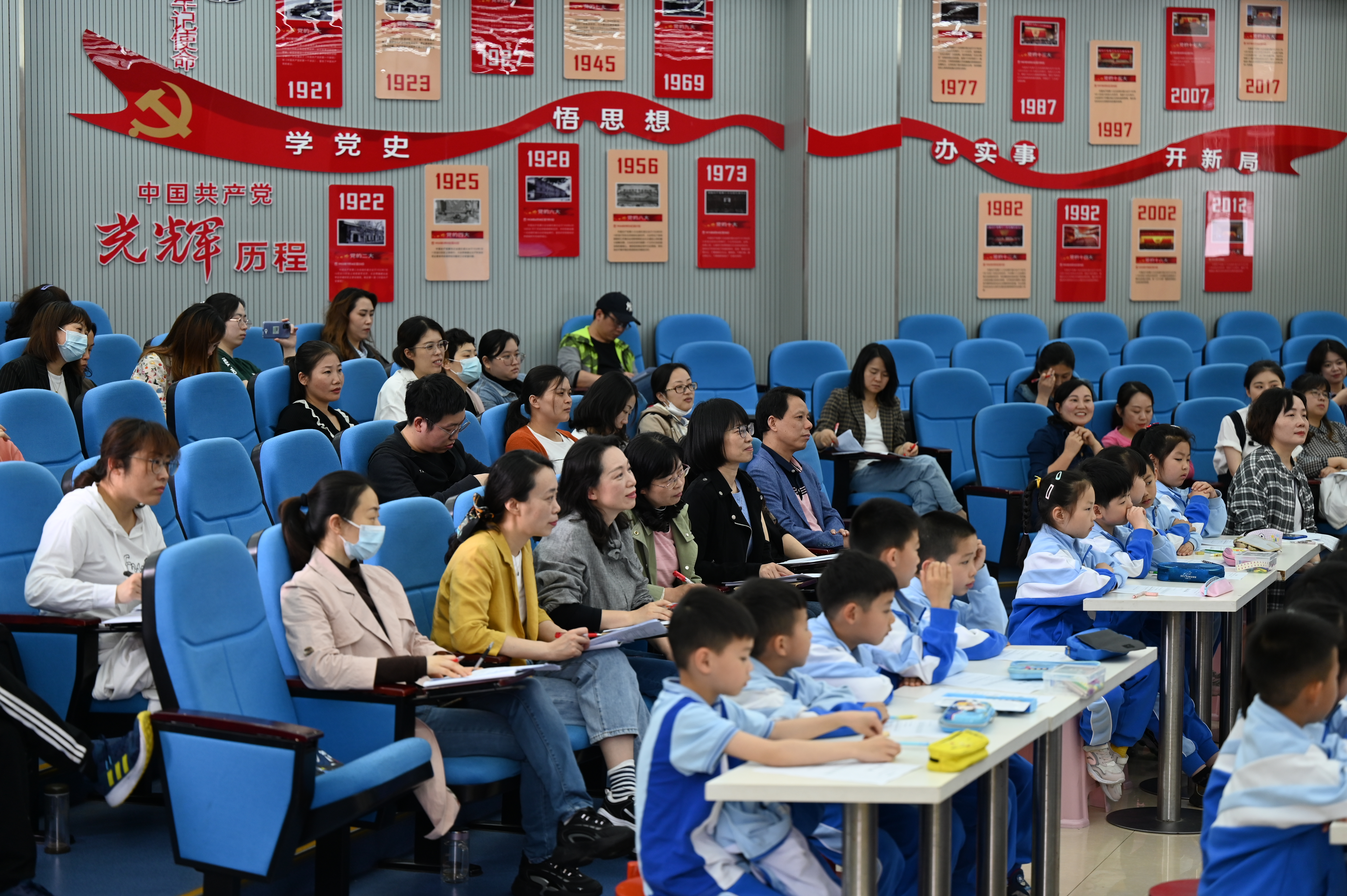 九江市雙峰小學庾亮校區(qū)舉行數學雙峰杯賽課活動(圖4) 九江市雙峰小學庾亮校區(qū)舉行數學雙峰杯賽課活動(圖4)