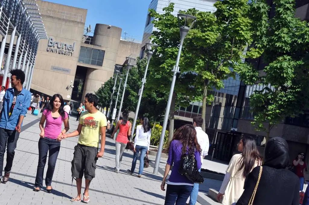 这所综排300+的院校里，竟藏着英国数一数二的设计专业