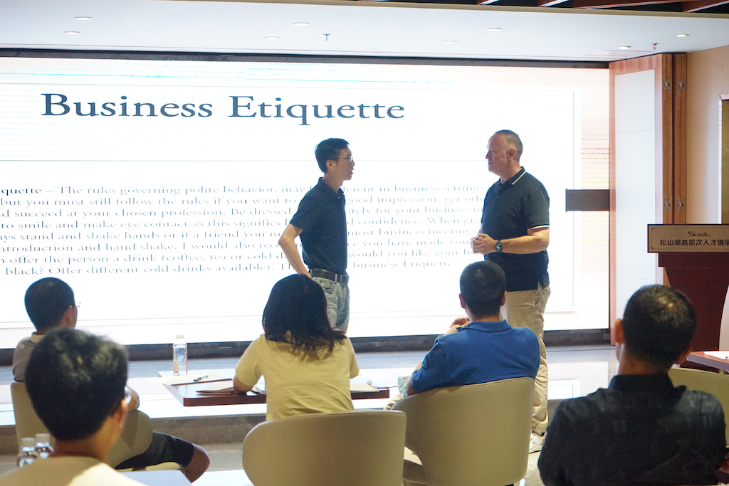 解锁商务英语和国际礼仪知识，“优享松湖”语言课开讲了