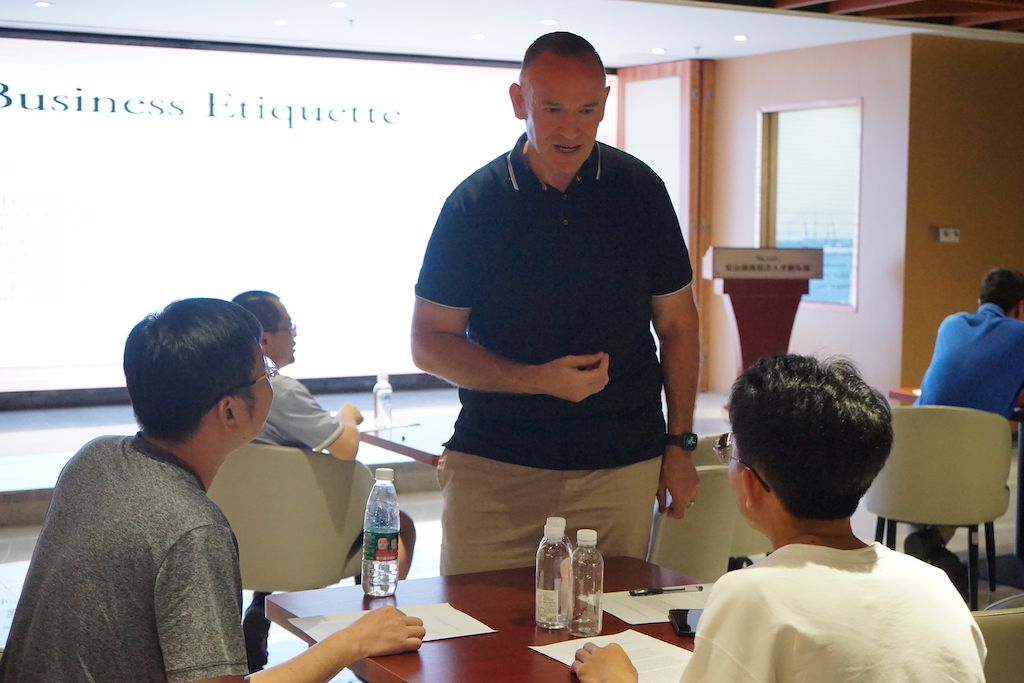 解锁商务英语和国际礼仪知识，“优享松湖”语言课开讲了