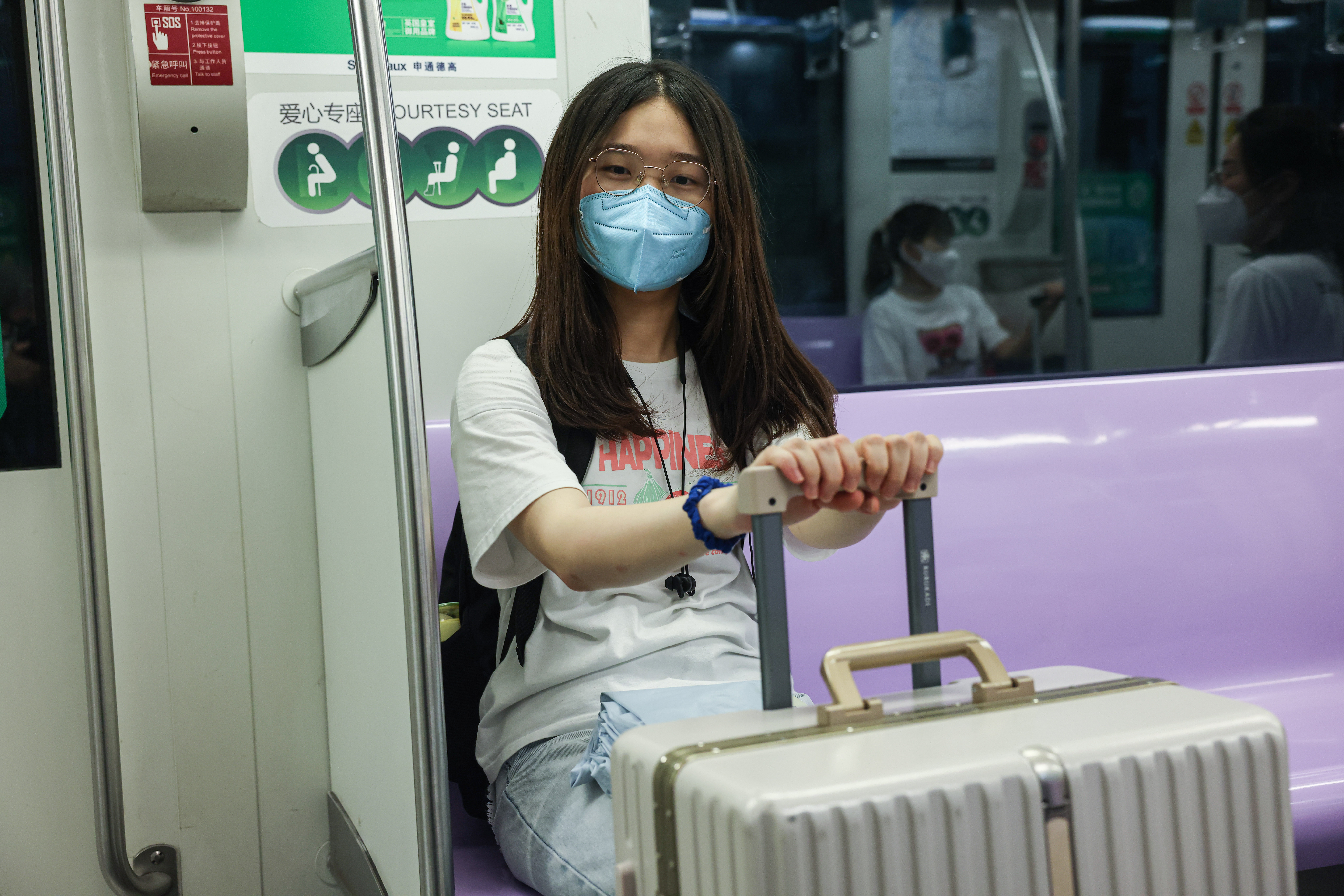 直击上海地铁复运首日：时隔月余久违了，人流逐渐动了起来