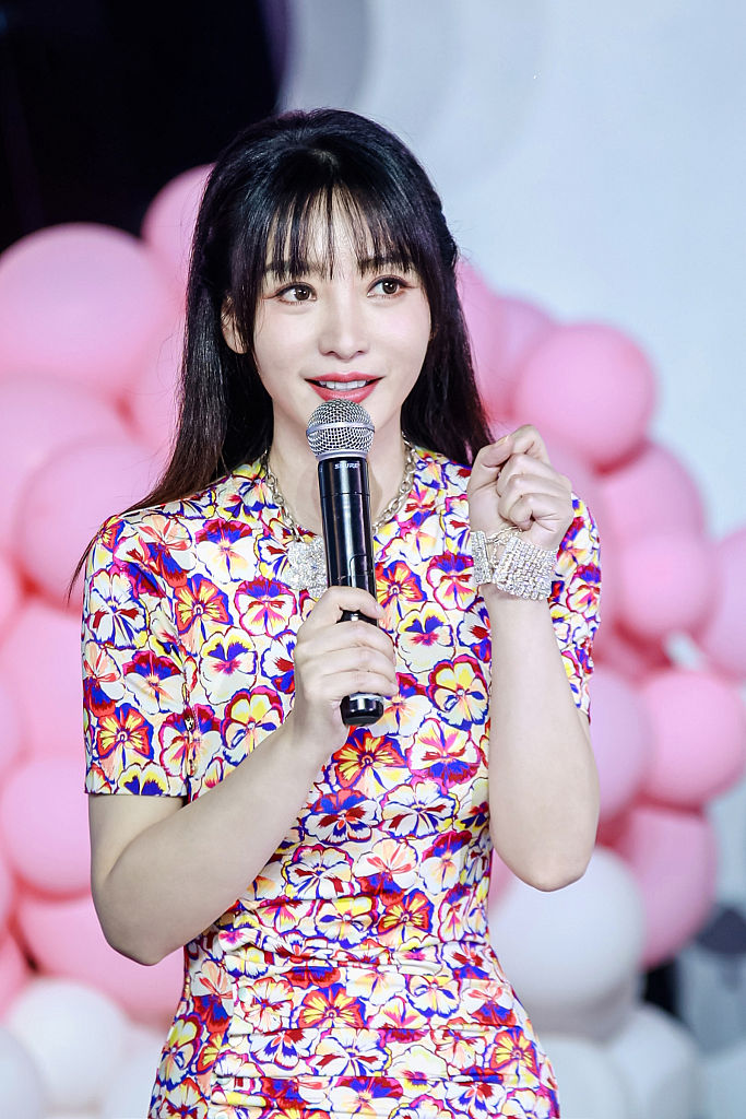 柳岩品牌活动现场与粉丝比心互动 身穿繁花连衣裙明媚优雅