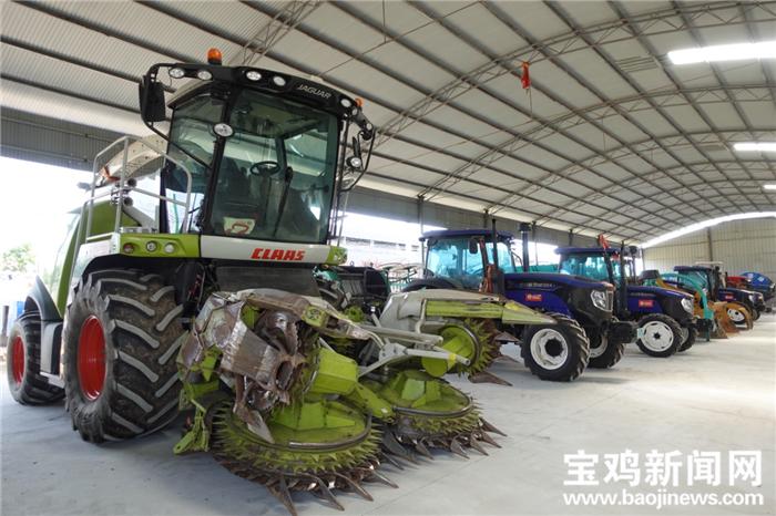 寶雞：農(nóng)業(yè)機(jī)械“枕戈待旦”助力夏收顆粒歸倉、穩(wěn)產(chǎn)增收
