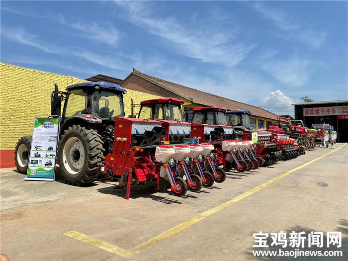 寶雞：農(nóng)業(yè)機(jī)械“枕戈待旦”助力夏收顆粒歸倉、穩(wěn)產(chǎn)增收