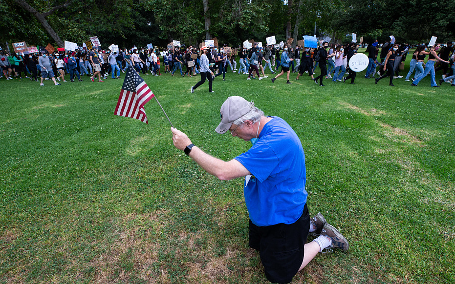 弗洛伊德遇害两周年 美国非洲裔仍“无法呼吸”