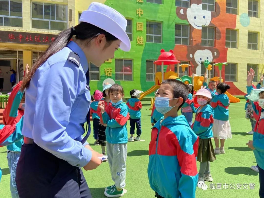 迎“六一” 临夏市公安局交警大队送平安进校园