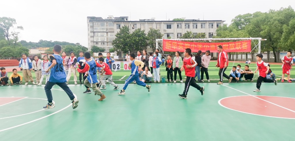 五年级小学生篮球比赛要多少人(新华实验小学成功举办了以“爱篮球，爱新华”为主题的学生篮球赛)