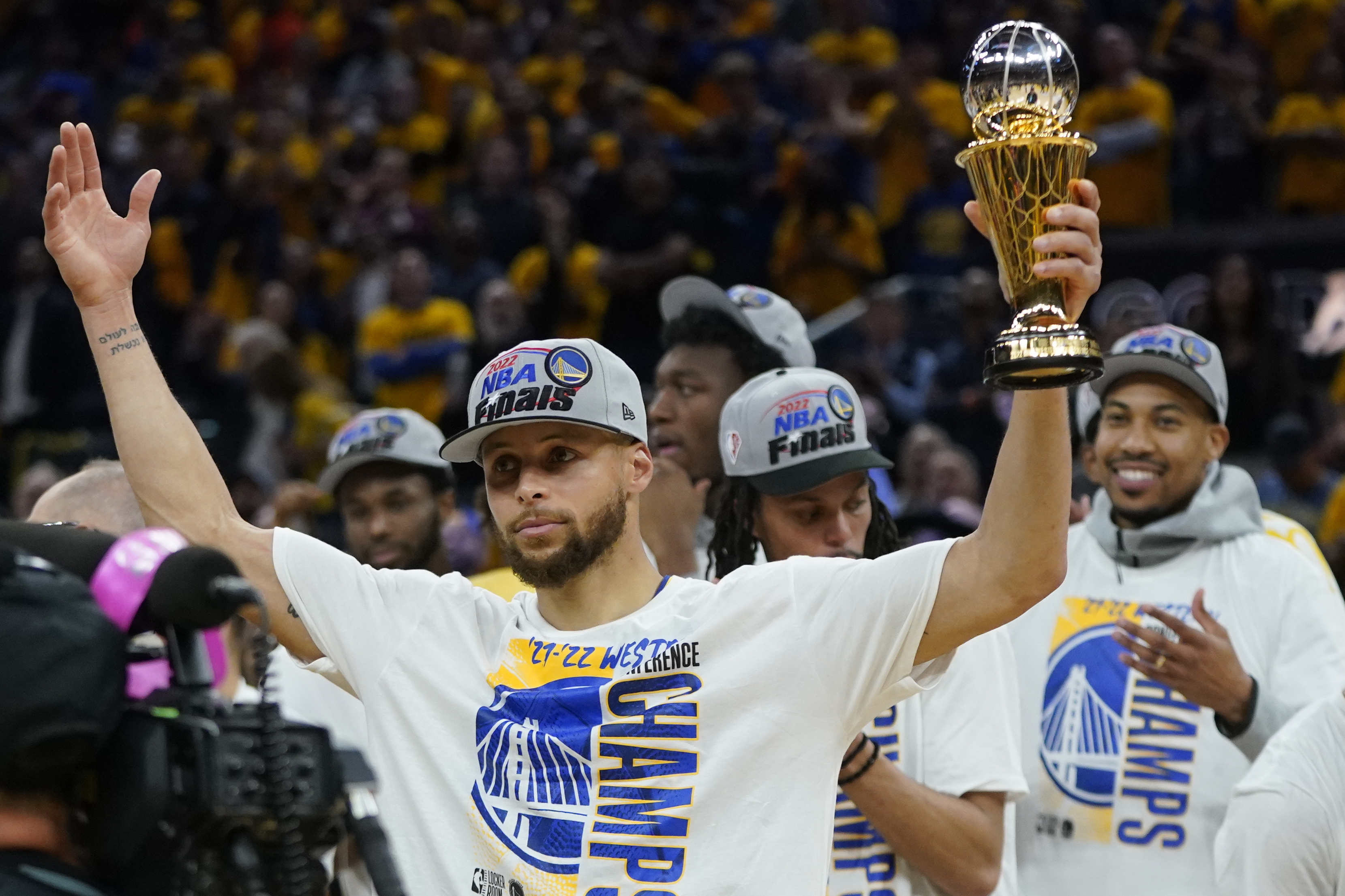 nba2019年总冠军(库里首获NBA总决赛MVP，达成生涯荣誉大满贯)