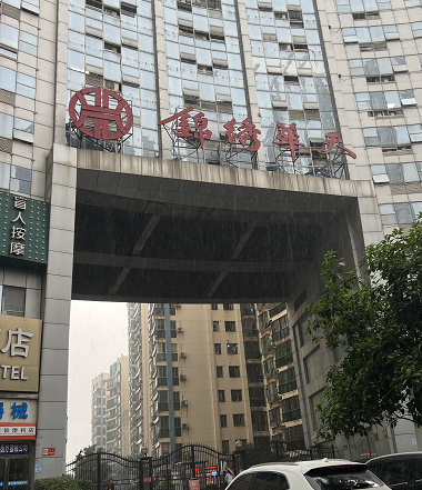 突发！长沙一女子从四楼坠落受伤，邻居：是两口子吵架