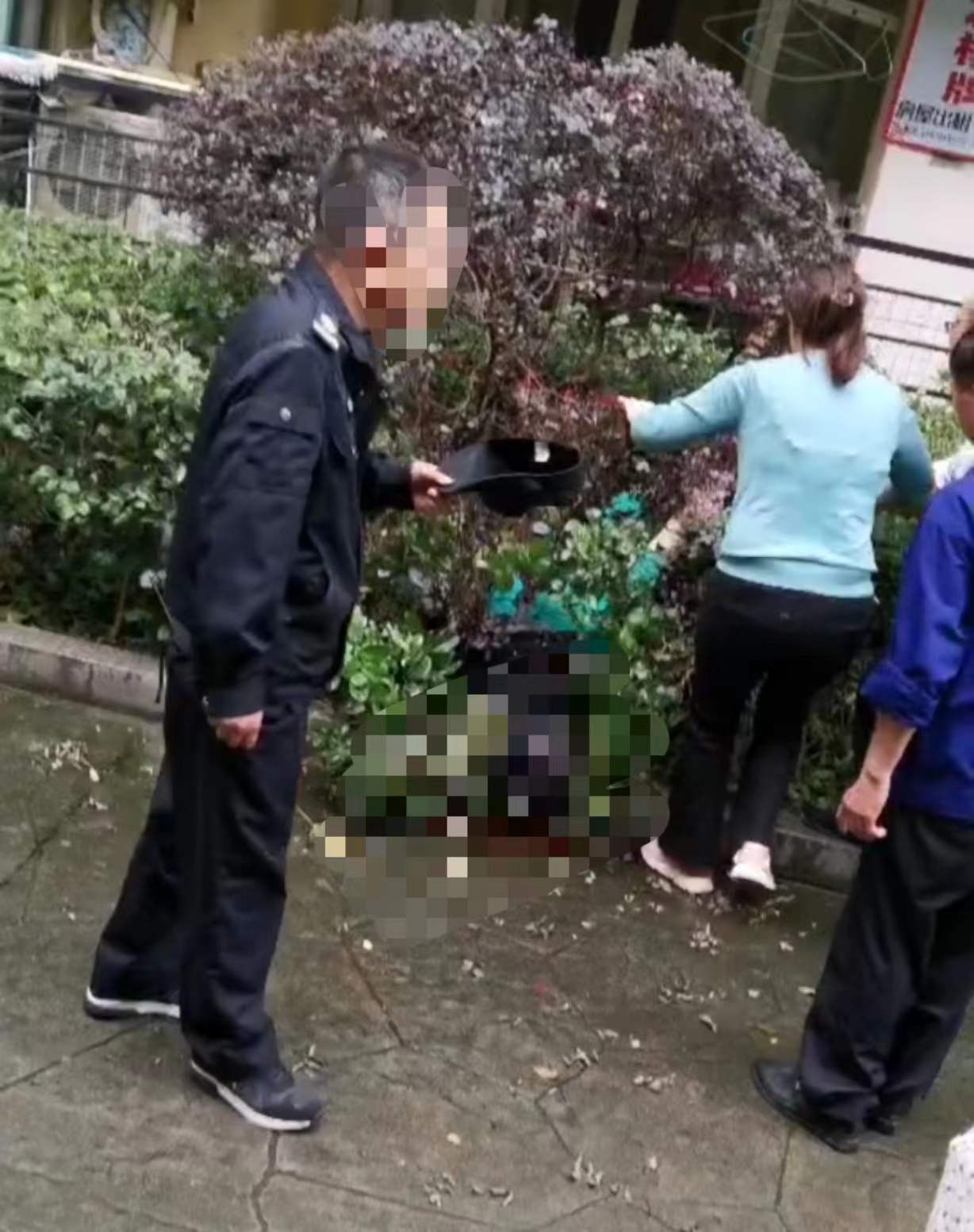 突发！长沙一女子从四楼坠落受伤，邻居：是两口子吵架