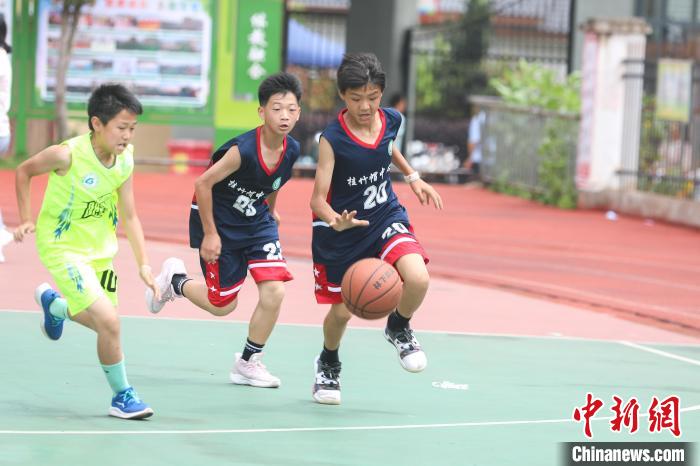 学校篮球比赛一共多少人(六一儿童节临近 赣南大山深处小学篮球赛激战正酣)