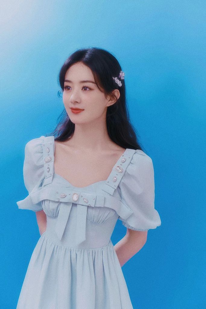 赵丽颖穿蓝色公主裙清新靓丽 新剧《与凤行》官宣引期待