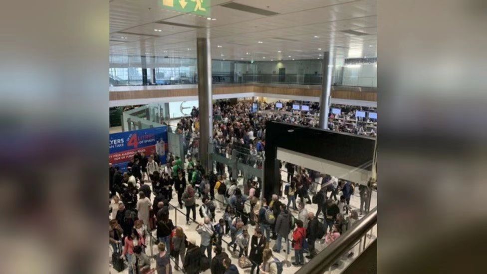 爱尔兰首都机场旅客排长队错过航班 至少1000人误机