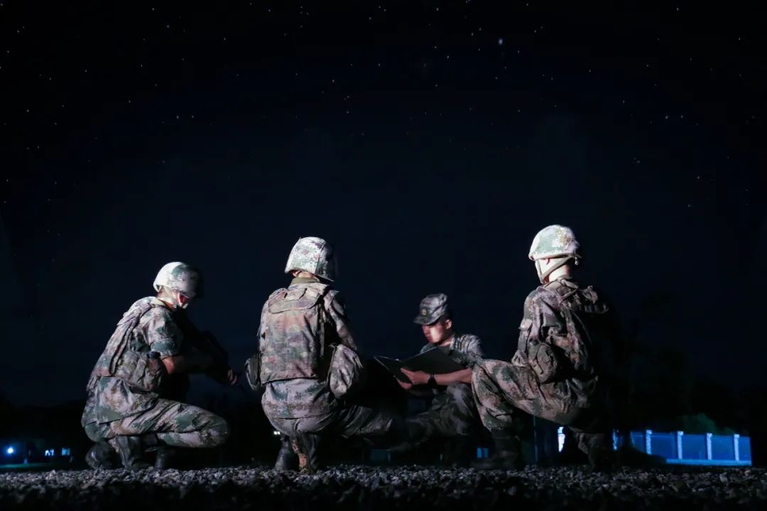 走进夜训场，感受不一样的“烟火”