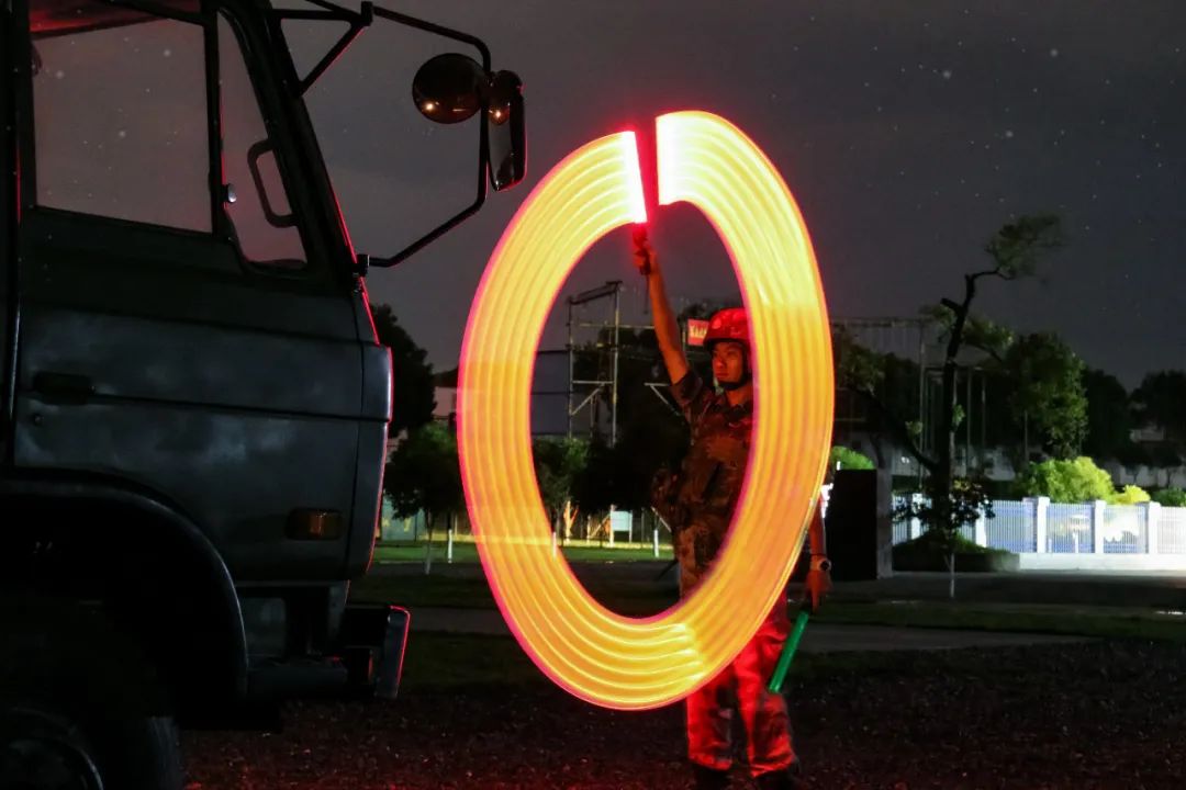 走进夜训场，感受不一样的“烟火”