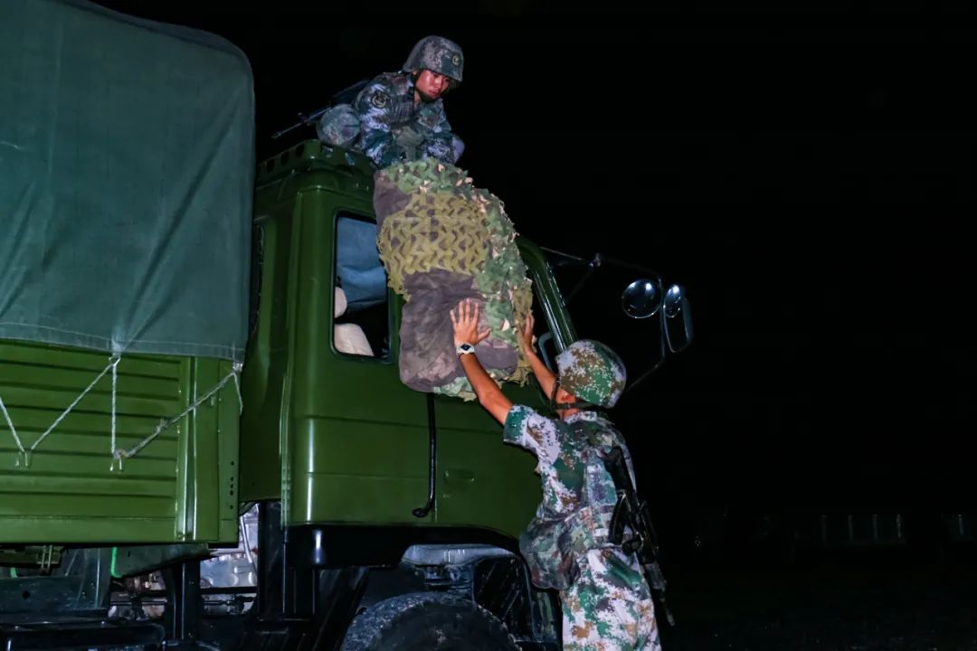 走进夜训场，感受不一样的“烟火”