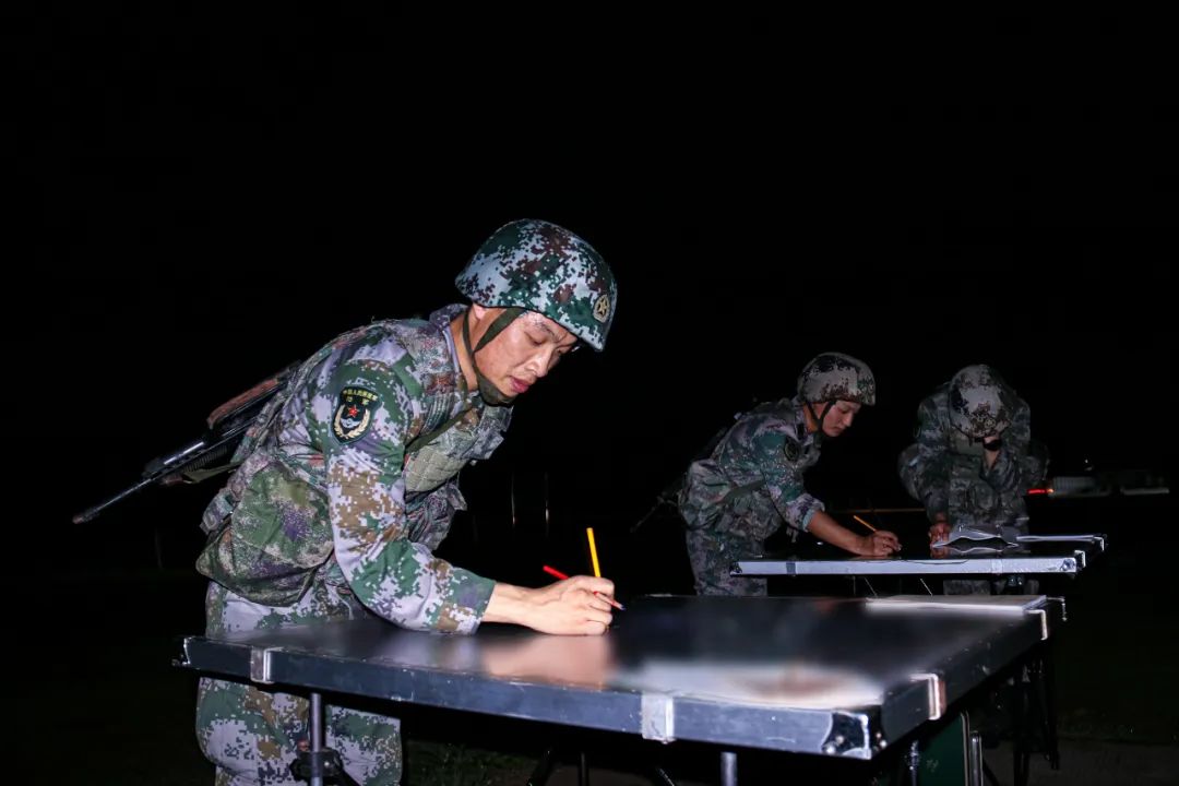 走进夜训场，感受不一样的“烟火”