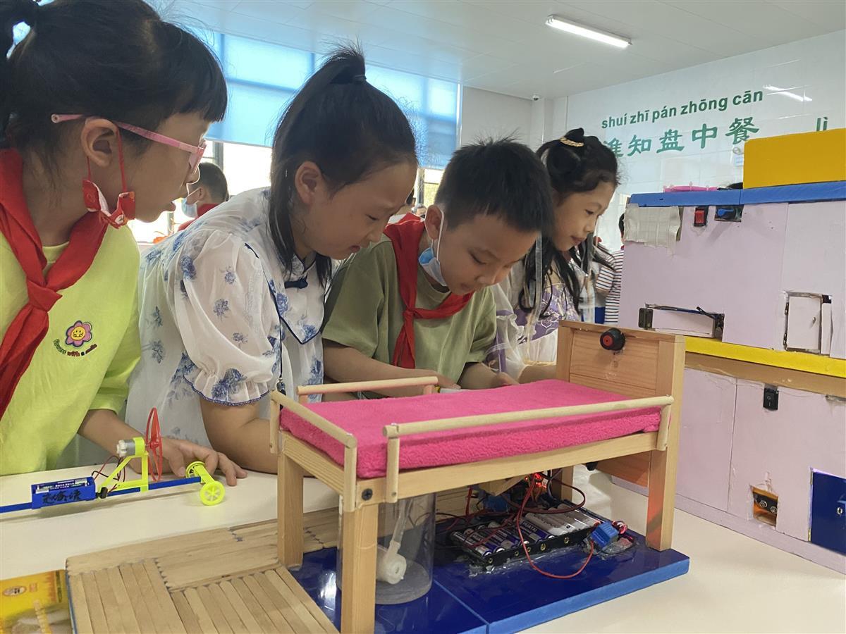 会跳舞的机器人、自动晾衣器……小学科创节还能这样玩