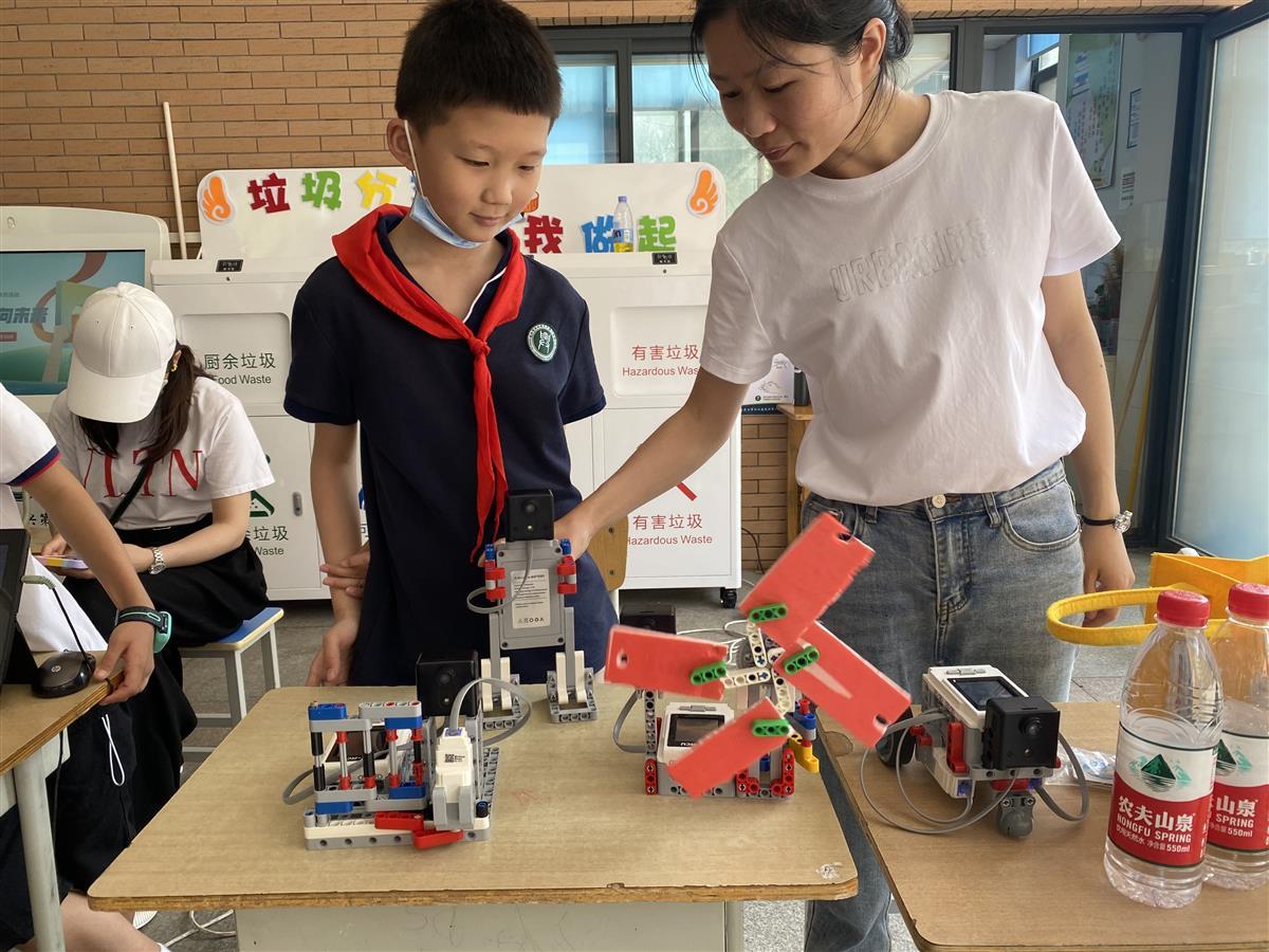 会跳舞的机器人、自动晾衣器……小学科创节还能这样玩