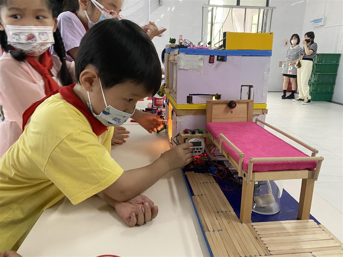 会跳舞的机器人、自动晾衣器……小学科创节还能这样玩