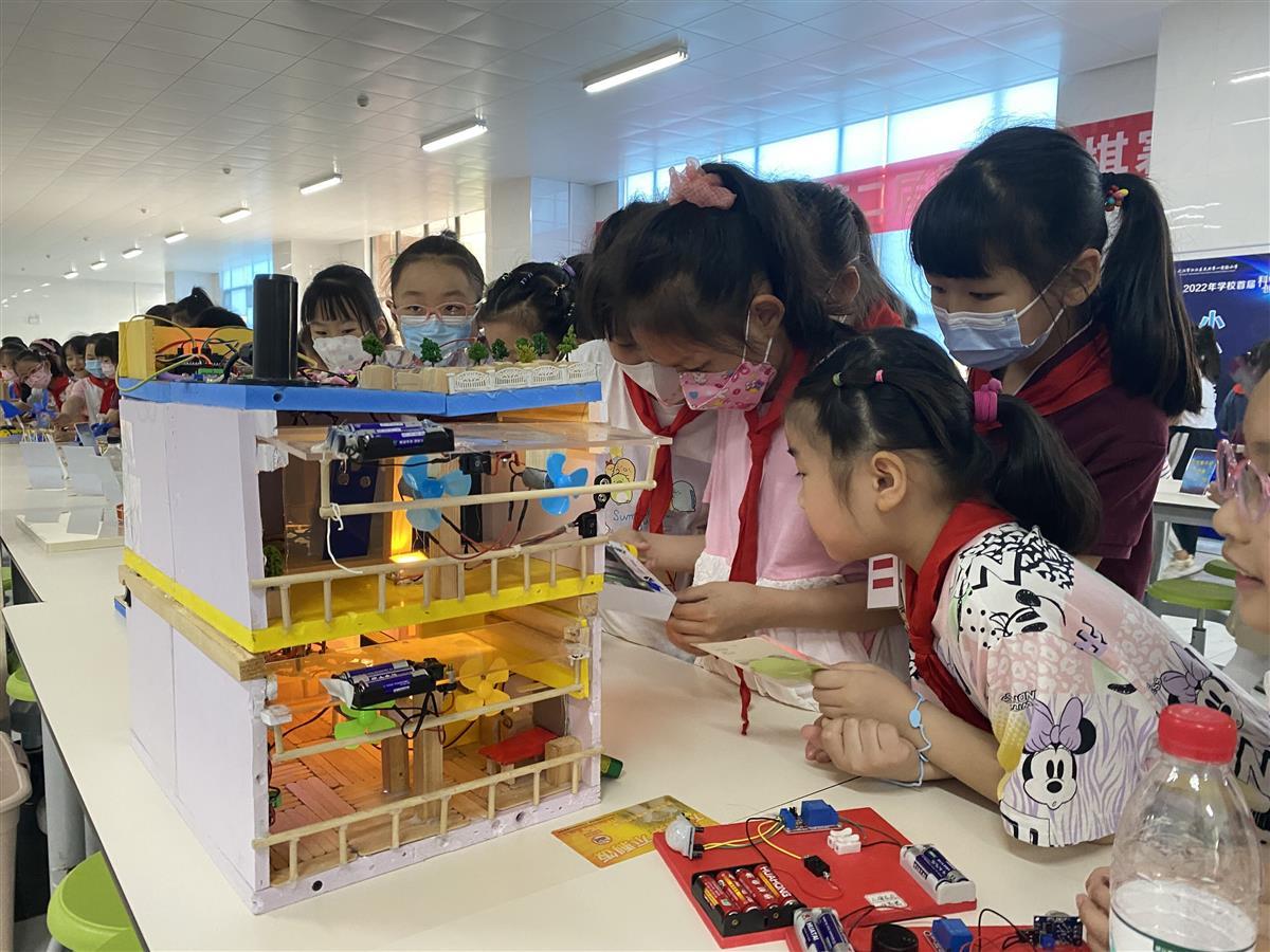 会跳舞的机器人、自动晾衣器……小学科创节还能这样玩