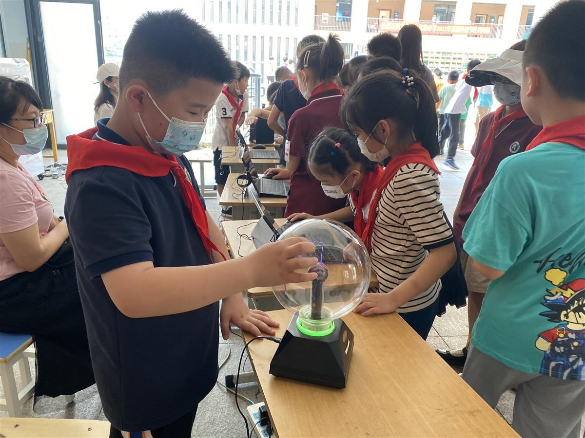 会跳舞的机器人、自动晾衣器……小学科创节还能这样玩