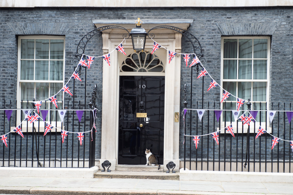 很快在伦敦挂国旗(英国唐宁街首相官邸挂满国旗 迎接女王登基70周年)