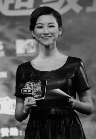 朱珠变网球少女，产后身材微胖但状态灵动，未恢复的小肚子太真实了