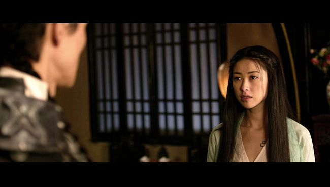 朱珠变网球少女，产后身材微胖但状态灵动，未恢复的小肚子太真实了