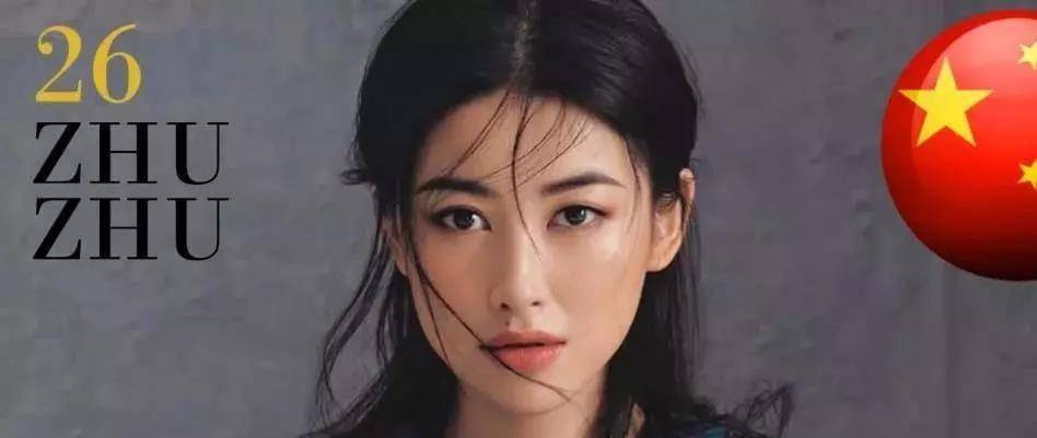 朱珠变网球少女，产后身材微胖但状态灵动，未恢复的小肚子太真实了