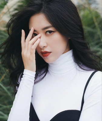 朱珠变网球少女，产后身材微胖但状态灵动，未恢复的小肚子太真实了