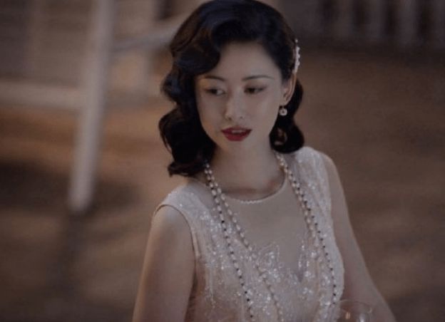 朱珠变网球少女，产后身材微胖但状态灵动，未恢复的小肚子太真实了