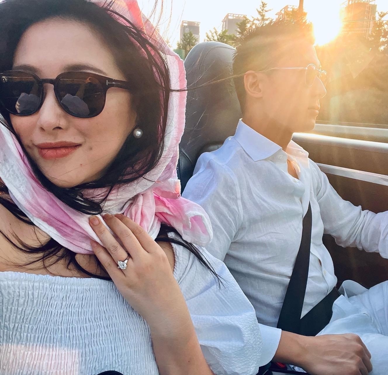 朱珠变网球少女，产后身材微胖但状态灵动，未恢复的小肚子太真实了
