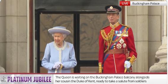 英国举行女王登基70周年庆祝活动 英女王现身阅兵仪式