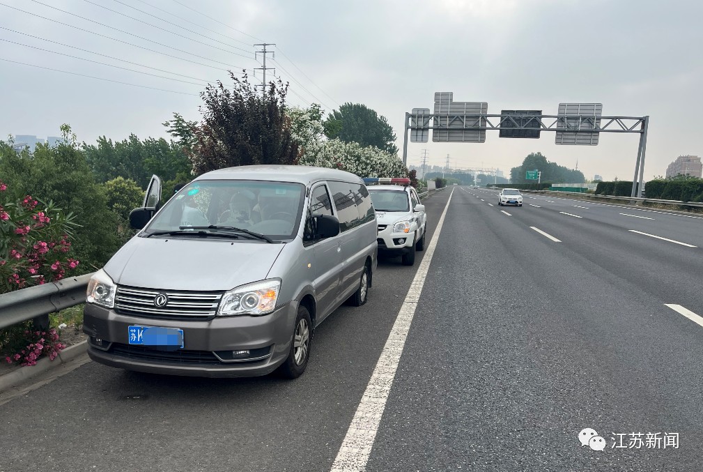 高速上爆胎，他打了个救援电话，损失300元