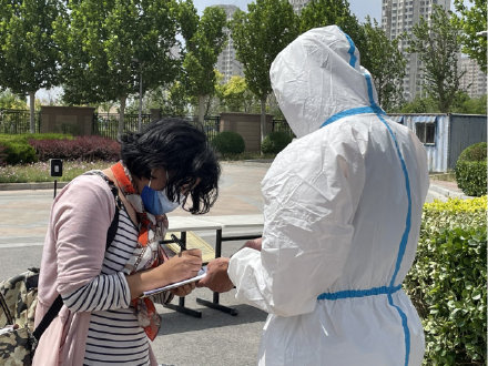 过节防疫两不误 这些老人其乐融融过端午