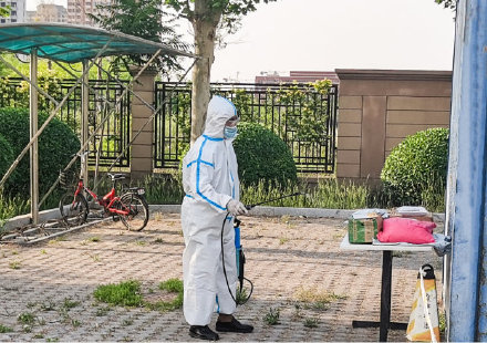 过节防疫两不误 这些老人其乐融融过端午