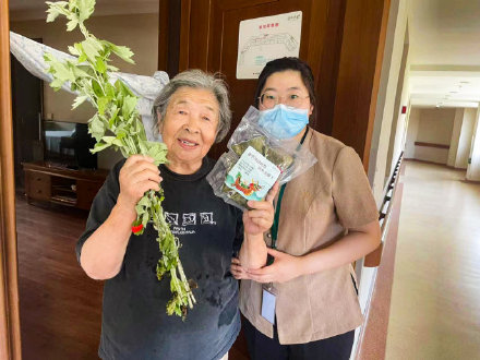 过节防疫两不误 这些老人其乐融融过端午