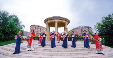 过节防疫两不误 这些老人其乐融融过端午