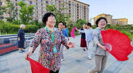 过节防疫两不误 这些老人其乐融融过端午