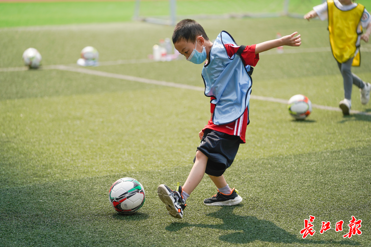 足球比赛出场为什么要带着小孩(这场足球嘉年华真好玩！幼儿园的孩子想“快点上小学”)