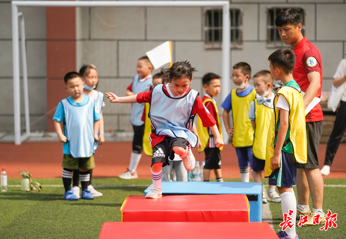 足球比赛出场为什么要带着小孩(这场足球嘉年华真好玩！幼儿园的孩子想“快点上小学”)