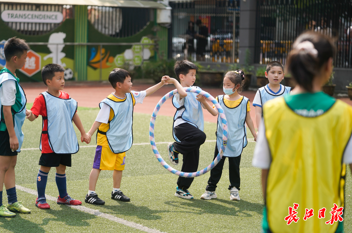 足球比赛出场为什么要带着小孩(这场足球嘉年华真好玩！幼儿园的孩子想“快点上小学”)